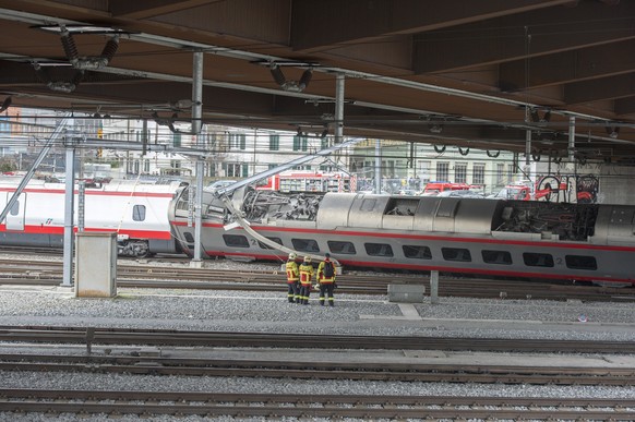 Ein umgekippter Wagen eines Eurocity-Neigezugs, aufgenommen am Mittwoch, 22. Maerz 2017, im Bahnhof in Luzern. Im Bahnhof Luzern ist am fruehen Mittwochnachmittag ein Eurocity-Neigezug bei der Ausfahr ...