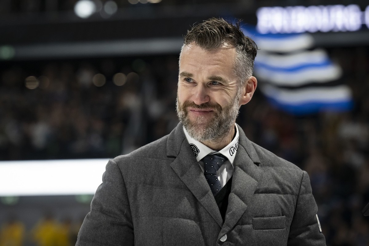 L'entraineur Christian Dube (HCFG) celebre la victoire 4-2 et la qualification pour les demi-finales, lors de l'acte 7 du quart de finale des play-off du championnat suisse de hockey sur gla ...