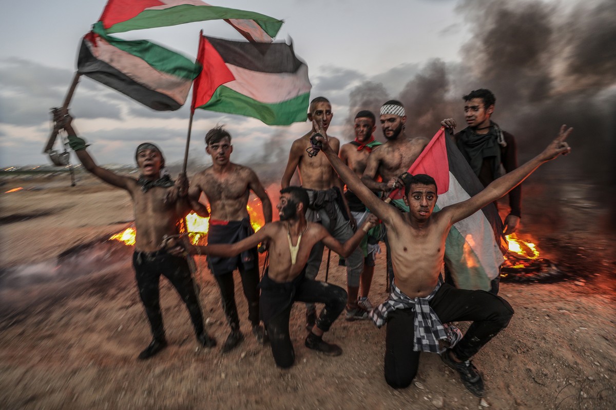 epa07122225 Palestinian protesters during the clashes near the border between Israel and Gaza Strip in the east Gaza City, 26 October 2018. Five Palestinians protesters were killed and more than 170 o ...