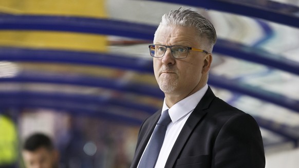 ARCHIVBILD --- ZU MELDUNG, DASS PER HANBERG NEUER HEADCOACH DES EHC KLOTEN WIRD, STELLEN WIR IHNEN FOLGENDES BILDMATERIAL ZUR VERFUEGUNG --- Per Hanberg, head coach of SC Langenthal, looks his players ...