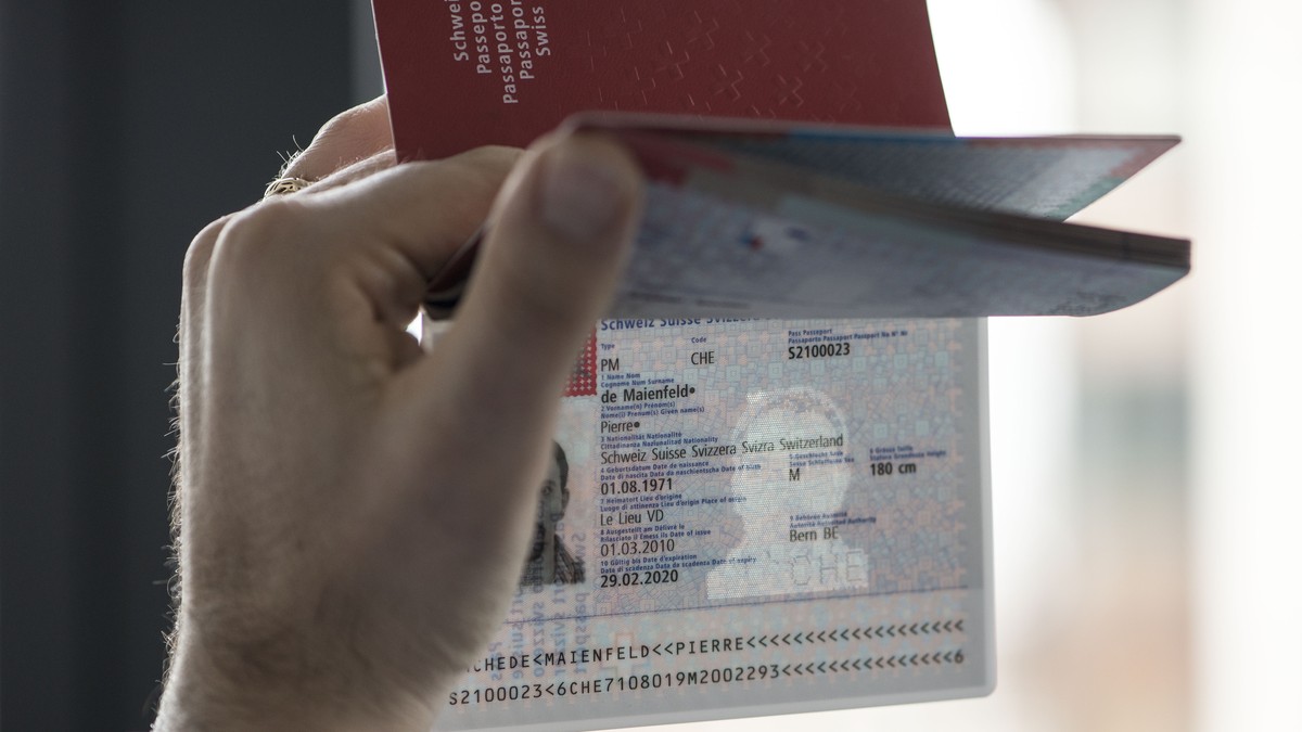 ARCHIV -- ZUM 10. JAHRESTAG DER ABSTIMMUNG ZUM BIOMETRISCHEN PASS AM DONNERSTAG, 16. MAI 2019, STELLEN WIR IHNEN FOLGENDES BILDMATERIAL ZUR VERFUEGUNG -- Ein Muster des biometrischen Schweizer Pass, a ...