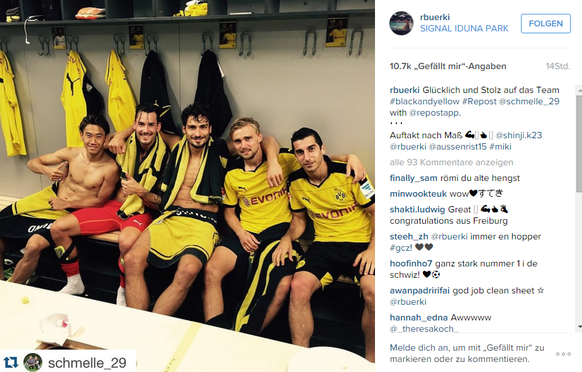 Bürki mit den Teamkameraden in der BVB-Kabine.