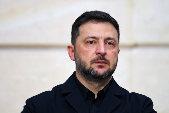 epa12531361 Ukrainian President Volodymyr Zelensky attends a joint press conference with the French president at the Elysee Palace in Paris, France, 17 November 2025. EPA/SARAH MEYSSONNIER / POOL MAXP ...