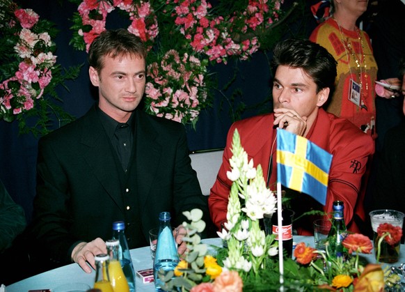 ARKIV 1992-05-09 Sangaren Christer Björkman och latskrivaren Niklas Strömstedt deppar efter att ha slutat pa 22:a plats med Sveriges bidrag I morgon är en annan dag i Eurovisionsschlagerfinalen pa Mal ...