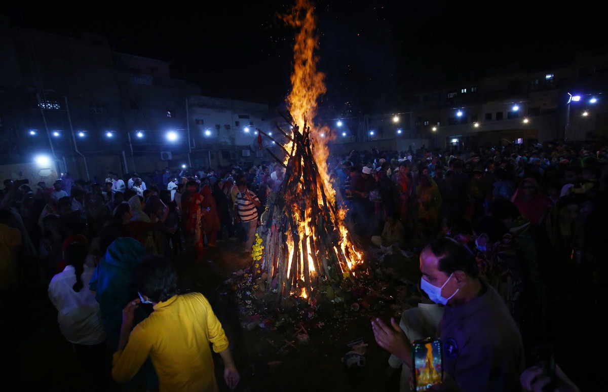 epa09832549 Members of the Pakistani Hindu community cover their faces in colors to celebrate the festival of Holi in Karchi, Pakistan, 17 March 2022. 'Holi' is an ancient Hindu festival sym ...