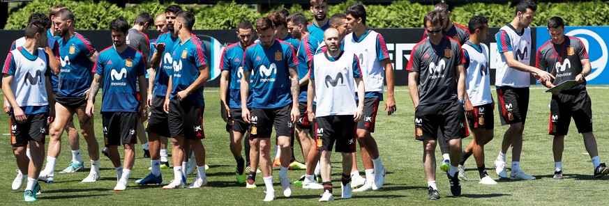 epa06800137 Spanish national soccer team head coach Julen Lopetegui (4-R) leads his team&#039;s training session in Krasnodar, Russia, 11 June 2018. The Spanish team prepares for the FIFA World Cup 20 ...