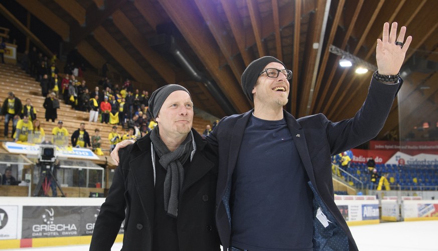 Die Brueder Reto, rechts, und Jan von Arx, verabschieden sich von den Fans, nach dem Eishockey-Qualifikationsspiel der National League A zwischen dem HC Davos und den SCL Tigers, am Samstag, 25. Febru ...