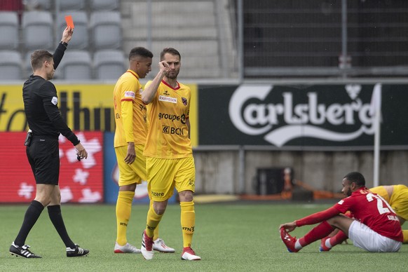 Schiedsrichter Urs Schnyder, links, zeigt Thunsd Chris Kablan, am Boden, die Rote Karte im Fussball Meisterschaftsspiel der Super League zwischen dem FC Thun und Neuchatel Xamax, am Sonntag, 5. Mai 20 ...