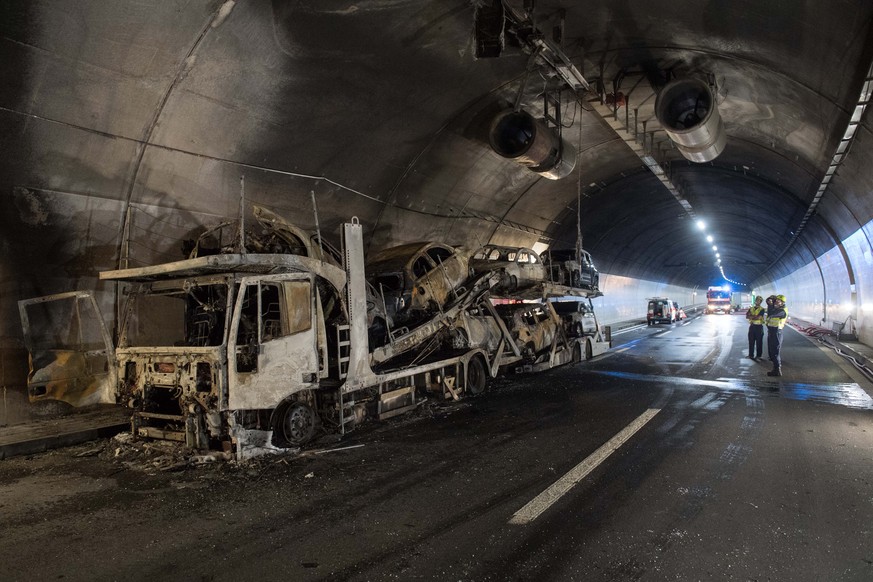 Ein ausgebrannter Autotransporter steht im Autobahntunnel Piottino, am Dienstag, 7. August 2018, bei Quinto. Im Piottino-Tunnel ist am Dienstagmorgen ein Lastwagen in Brand geraten. Der Autotransporte ...