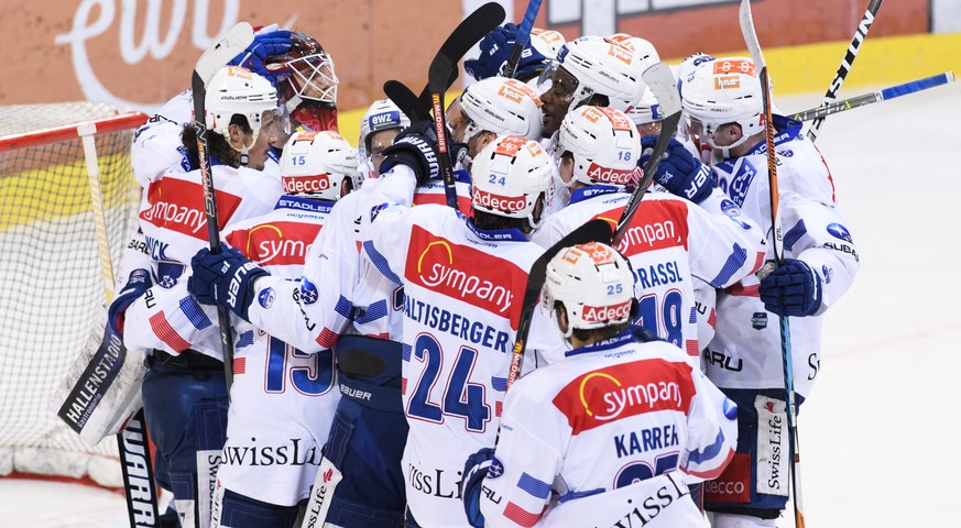 ZSC Spieler jubeln nach dem Sieg (3-2), im ersten Eishockey Playoff-Halbfinalspiel der National League zwischen dem SC Bern und dem ZSC Lions, am Dienstag, 27. Maerz 2018, in der PostFinance Arena in  ...