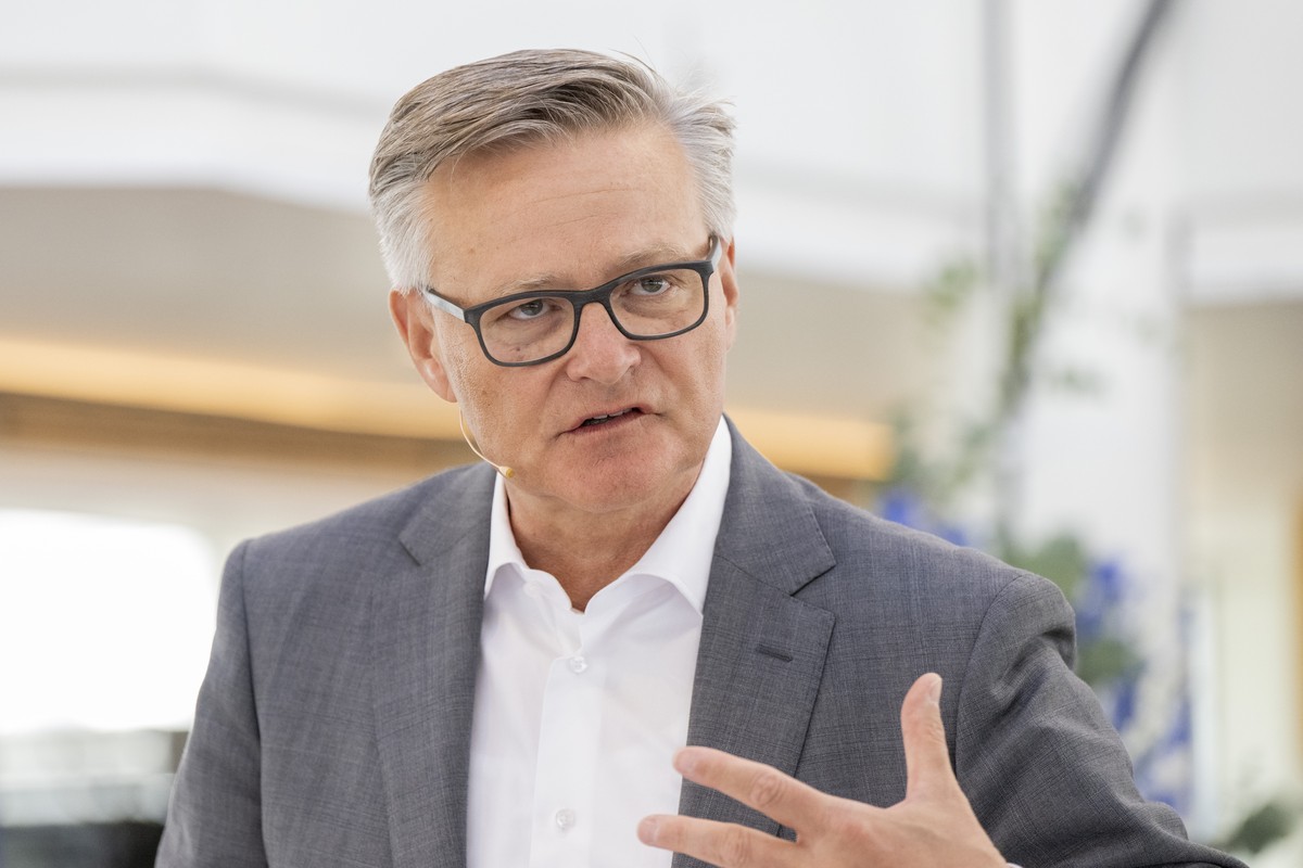 Der CEO der Migros, Mario Irminger bei seiner Rede anlaesslich des Swiss Media Forum vom Freitag, 8. Mai 2026 auf dem Motorschiff Diamant in Luzern. (KEYSTONE/Urs Flueeler)