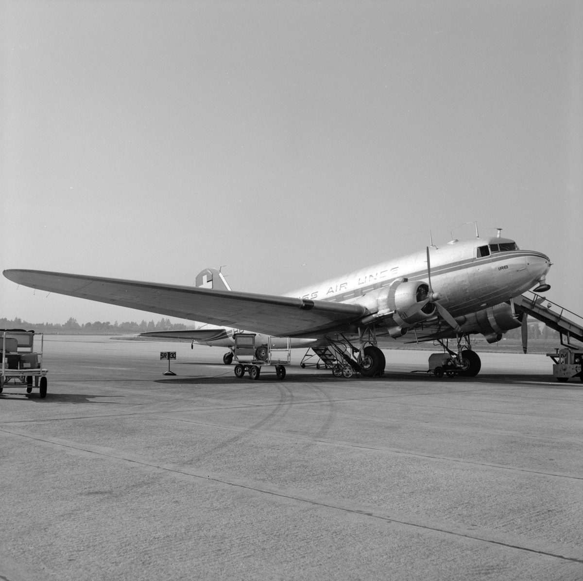 Die DC-3 HB-IRB der Swissair auf dem Flughafen Genf-Cointrin, aufgenommen am 29. Oktober 1957. (KEYSTONE/PHOTOPRESS-ARCHIV/Alain Gassmann)