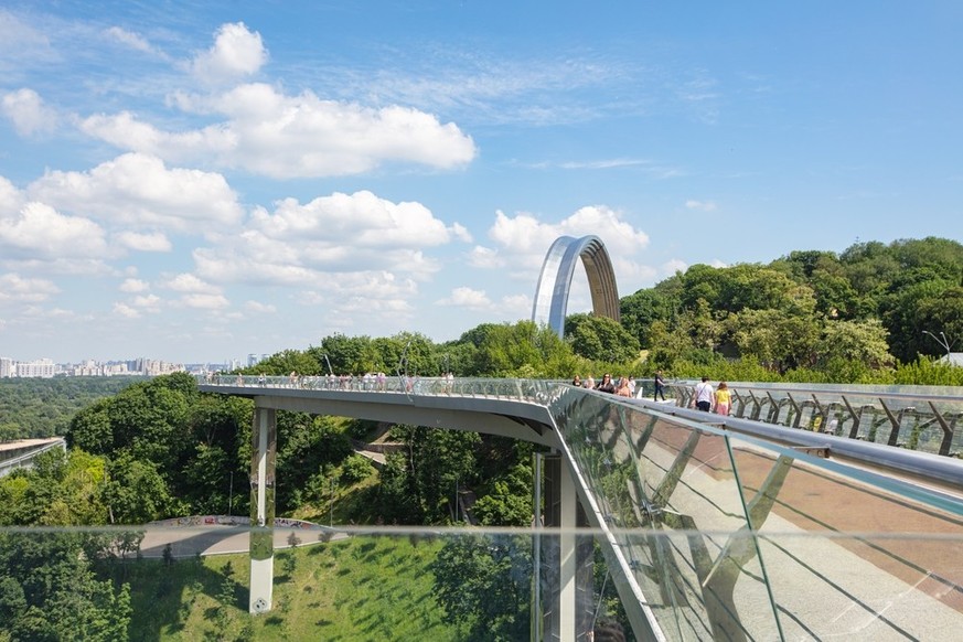 glasbrücke in kiew / glass bridge in kyiv