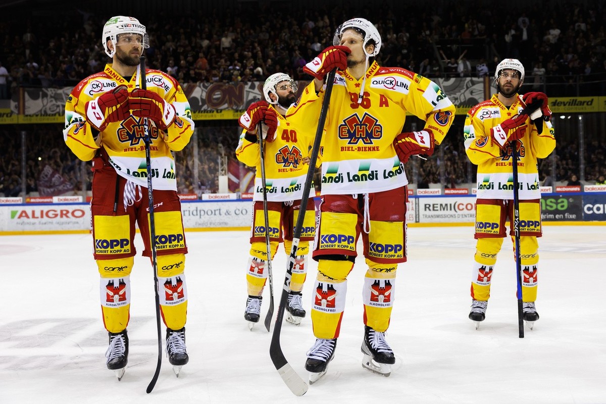 Biel's forward Riley Sheahan, left, Biel's forward Etienne Froidevaux, 2nd left, Biel's forward Damien Brunner, 2nd right, Biel's forward Luca Cunti, right, look disappointed after ...