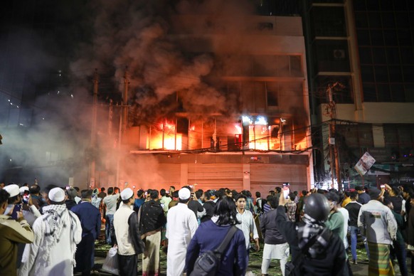 epa12602011 Protesters set fire to the Prothom Alo offices (a Bangla daily newspaper) in the early hours to protest the death of Inqilab Mancha spokesperson Sharif Osman Hadi's death in Dhaka, Ba ...