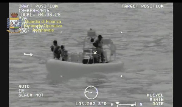 Ein Rettungsteam vor Lampedusa bei der Suche nach den Überlebenden.
