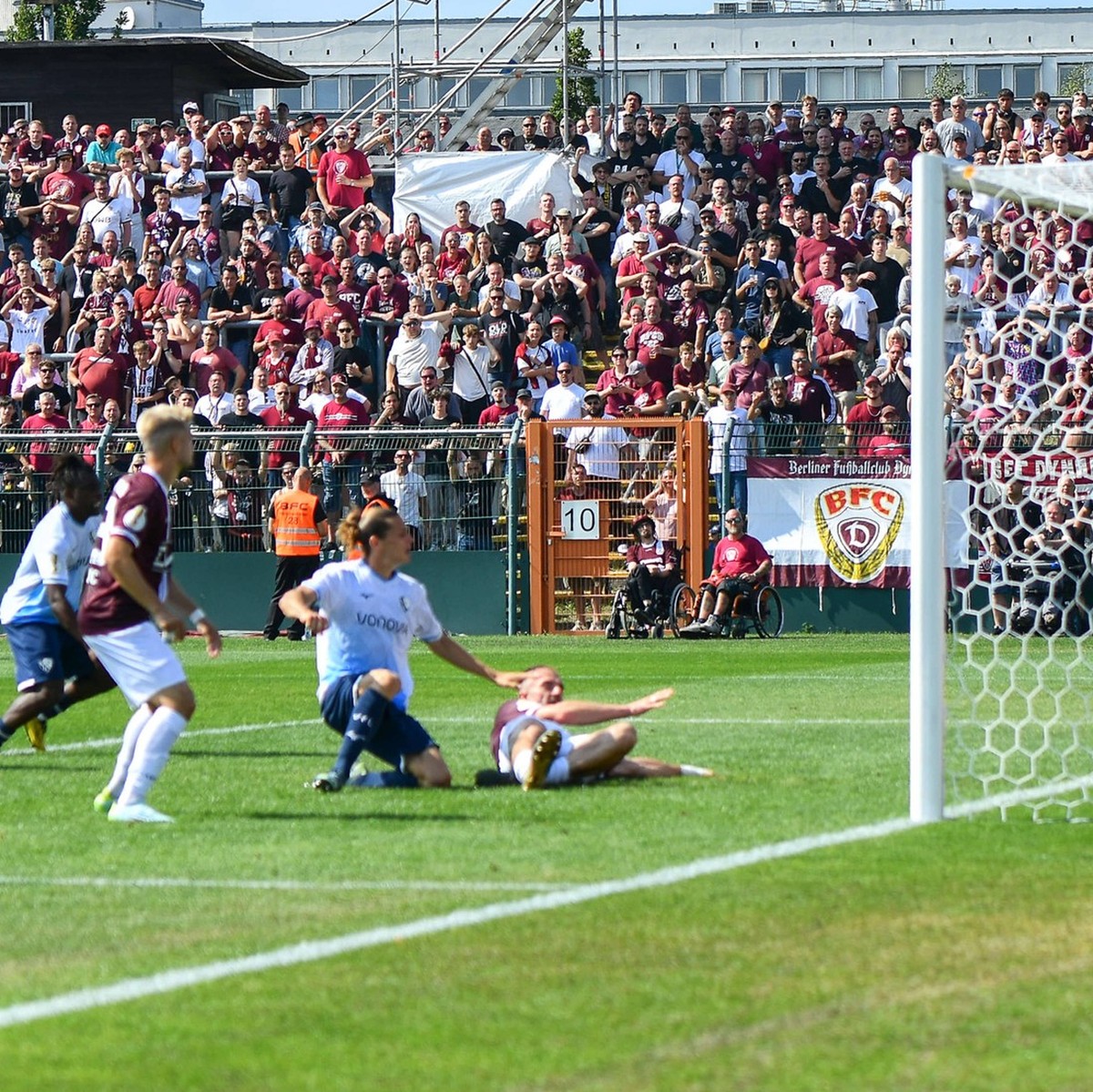 16.08.2025, xlakx, Fussball DFB Pokal 1.Runde, BFC Dynamo Berlin - VfL Bochum v.l. Noah Loosli VfL Bochum, Jubel ueber das Tor DFL/DFB REGULATIONS PROHIBIT ANY USE OF PHOTOGRAPHS as IMAGE SEQUENCES an ...