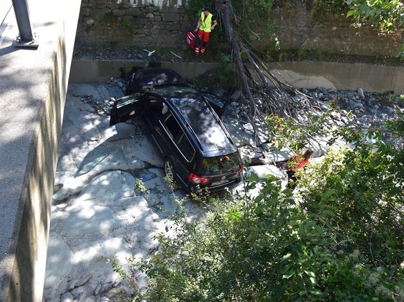 Ein 42-jähriger Autofahrer ist am 10. August 2023 in Trimmis GR einem anderen Auto ausgewichen und dabei 30 Meter durchs Dickicht in ein Bachbett gestürzt.