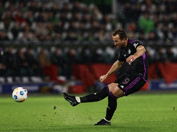 epa11039151 Harry Kane of Bayern Munich scores the 0-2 goal during the German Bundesliga soccer match between VfL Wolfsburg and FC Bayern Munich in Wolfsburg, Germany, 20 December 2023. EPA/FILIP SING ...