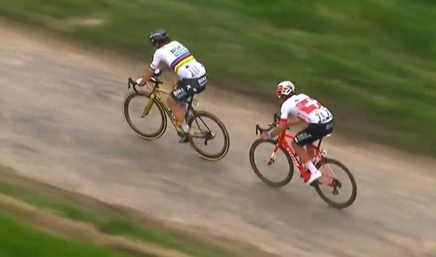 Weltmeister Peter Sagan und Schweizer Meister Silvan Dillier jagen über die Pflastersteine.