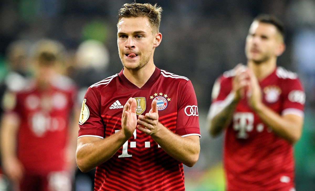 epa09549854 Bayern's Joshua Kimmich reacts after losing the German DFB Cup second round soccer match between Borussia Moenchengladbach and FC Bayern Muenchen at Borussia-Park in Moenchengladbach, ...