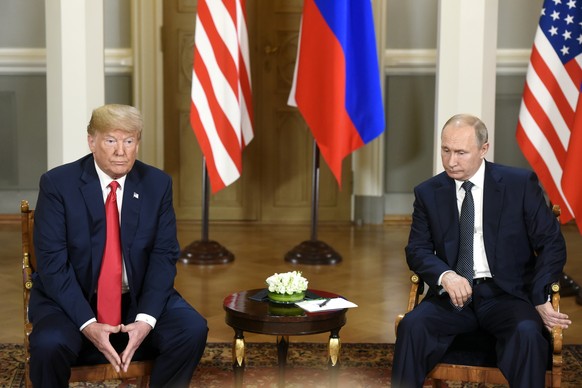 BILDPAKET -- ZUM JAHRESRUECKBLICK 2018 JULI, STELLEN WIR IHNEN HEUTE FOLGENDES BILDMATERIAL ZUR VERFUEGUNG -- epa06892766 US President Donald J. Trump and Russian President Vladimir Putin meet one-to- ...