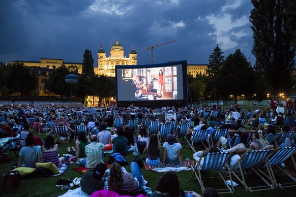 Kinobesucher schauen einen Film im Openair Kino Marzili-Movie, am Dienstag, 24. Juli 2018 in Bern. (KEYSTONE/Peter Klaunzer)