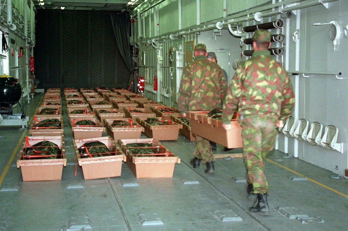 Finnische Soldaten tragen Särge in ein Armeeschiff – die MV Estonia lief unter finnischer und estnischer Flagge.