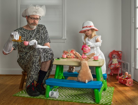 Teekränzchen mit Hase und Puppe.