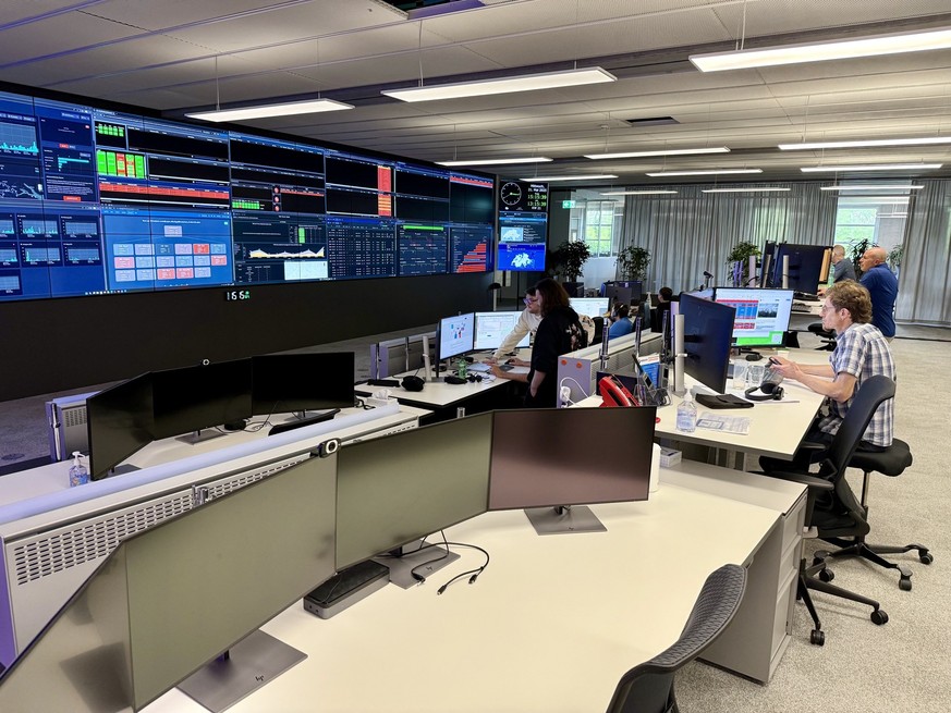 Blick in das Operation Control Center von Swisscom in der Stadt Zürich.