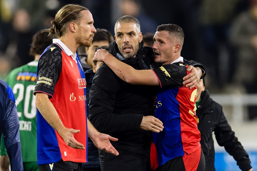 FC Basels Trainer Fabio Celestini, Mitte, feiert den Sieg mit Michael Lang, links, und Taulant Xhaka nach dem Fussball Cup Achtelfinal zwischen dem SC Kriens und dem FC Basel am Mittwoch, 1. November  ...