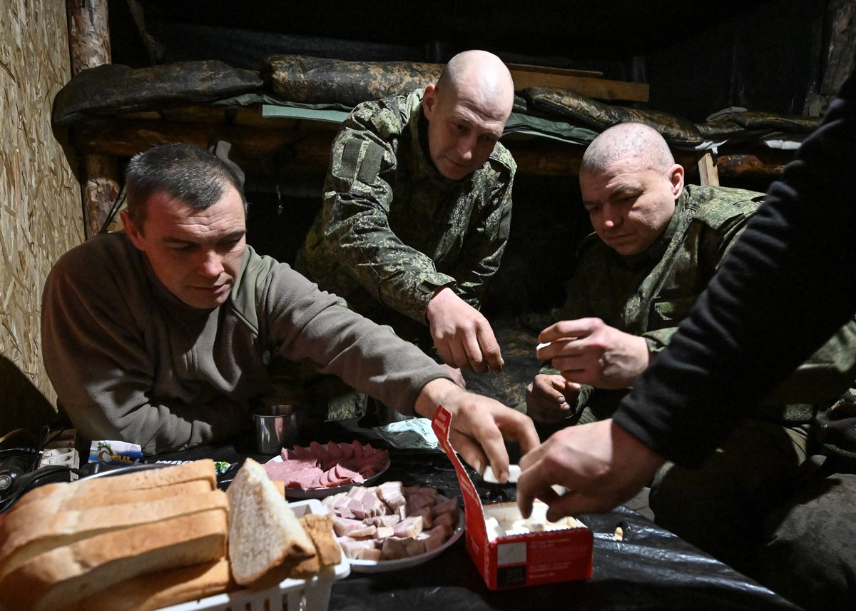 Russia Ukraine Military Operation Assault Units 8838081 01.01.2025 Russian servicemen of the Central Military District s assault unit eat during New Year s Eve night at a position in the Krasnoarmeysk ...