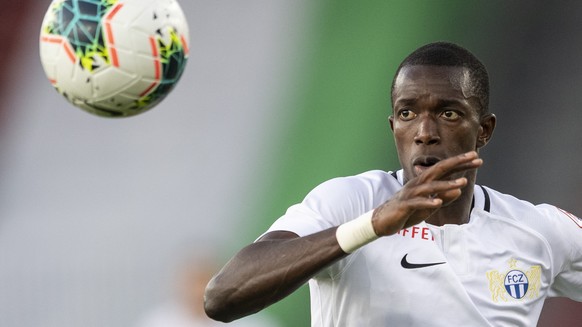 Zuerichs Assan Ceesay spielt den Ball im Fussball Meisterschaftsspiel der Super League zwischen dem FC Zuerich und dem FC St. Gallen im Letzigrund, am Mittwoch, 14. August 2019 in Zuerich. (KEYSTONE/E ...