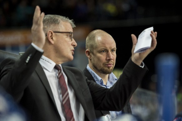 ZSC Trainer Marc Crawford, links, und Mathias Seger, rechts, beim ersten Playoff-Viertelfinalspiel der National League A zwischen den ZSC Lions und dem EHC Biel-Bienne am Samstag, 28. Februar 2015, im ...