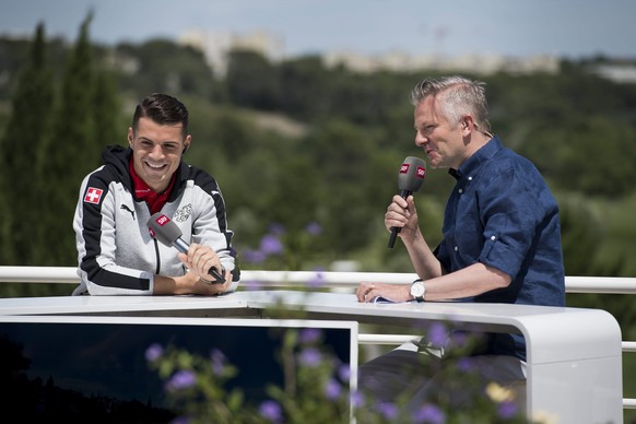 Rainer Salzgeber im Gespräch mit Nati-Star Granit Xhaka. Der SRF-Moderator darf keine Werbung machen. Allerdings hat er dies auch nicht nötig. Laut der «Schweiz am Sonntag» verdient er pro Jahr etwa 5 ...