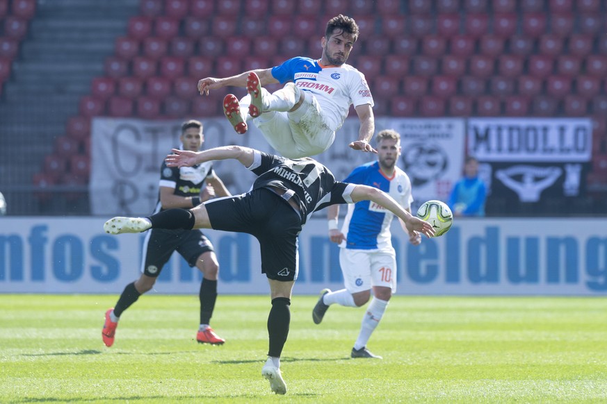 Grasshopper Bujar Lika, oben, gegen Luganos Mihajlovic Dragan, beim Fussballspiel der Super League zwische dem Grasshopper Club Zuerich und dem FC Lugano, am Sonntag, 31. Maerz 2019, im Stadion Letzig ...