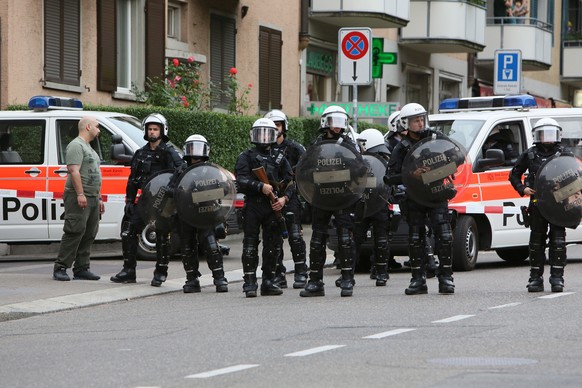 Polizeiaufgebot vor dem Binz-Areal.