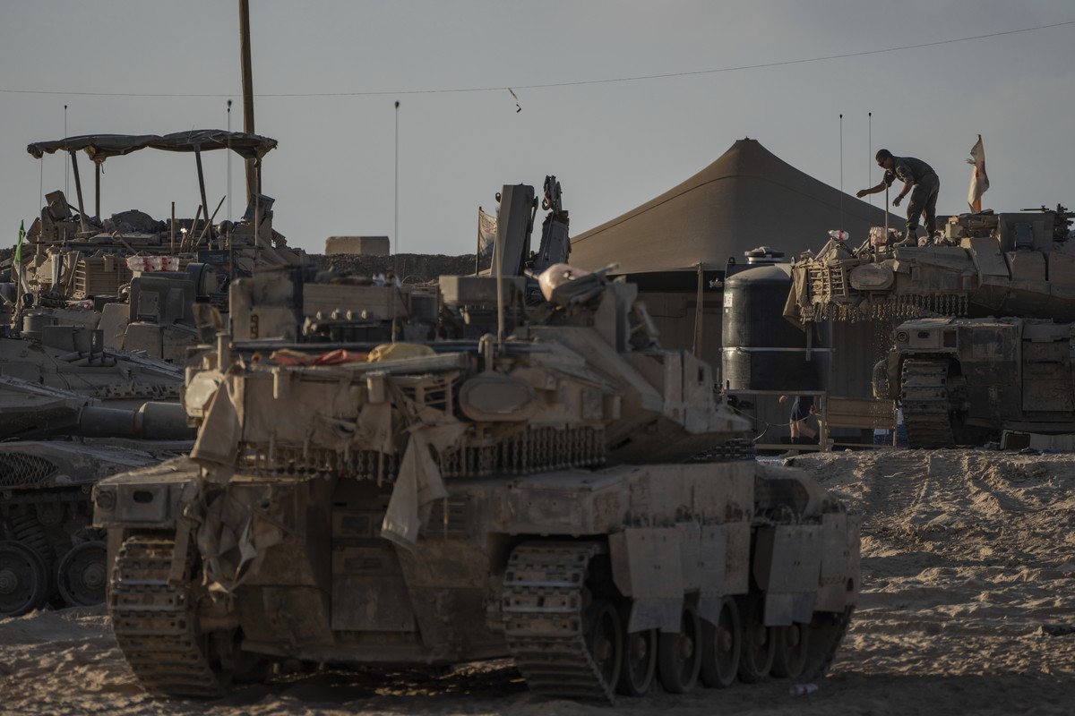 A Israeli soldier works on a tank parked in a staging area near the Israeli-Gaza border, as seen from southern Israel, Thursday, Aug. 21, 2025. (AP Photo/Maya Levin)
Israel Palestinians Gaza