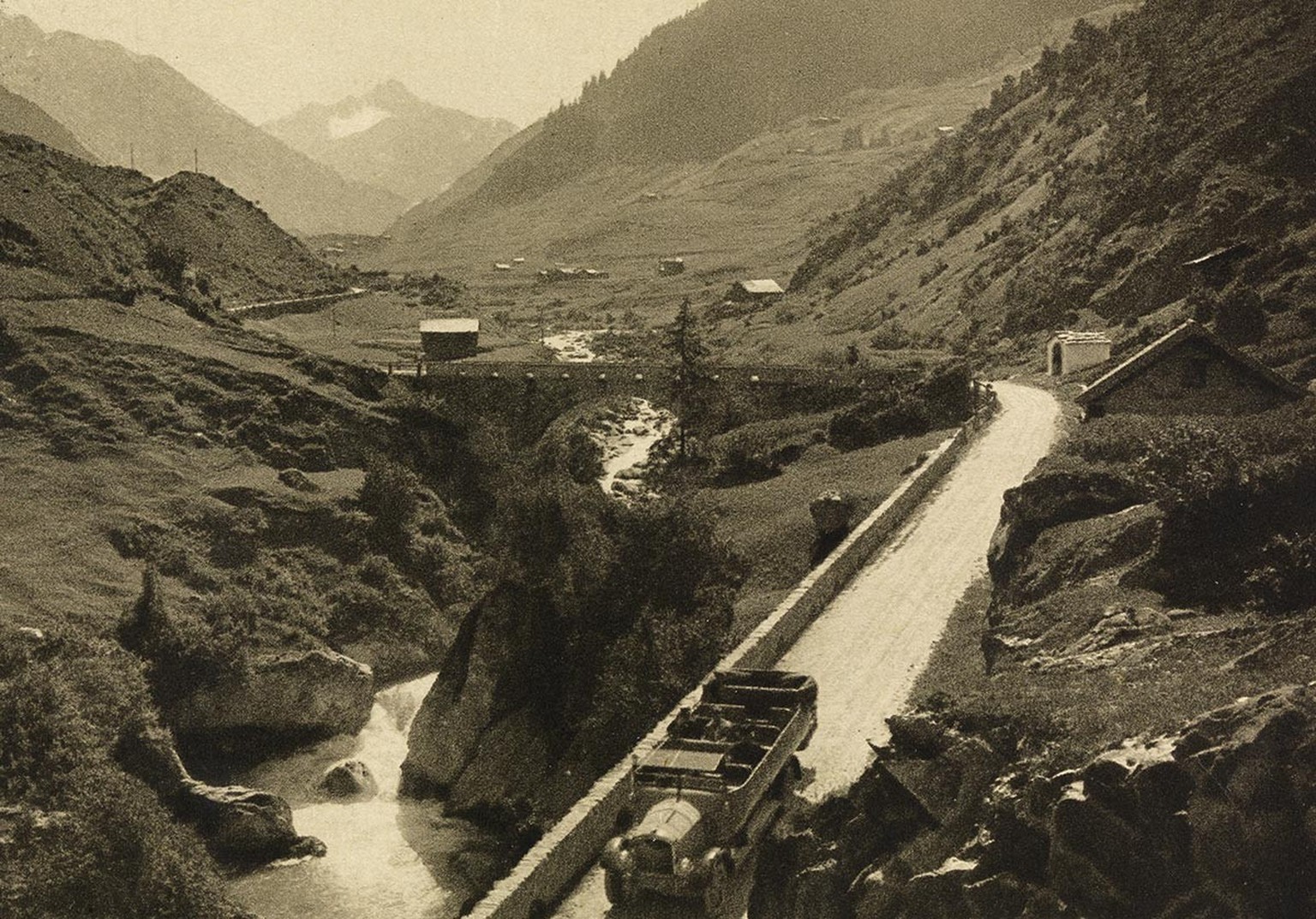 Die Vorzüge des Postautoverkehrs halfen die Widerstände im Graubünden abzubauen.
https://ba.e-pics.ethz.ch/catalog/ETHBIB.Bildarchiv/r/262309/viewmode=infoview