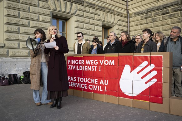 Nationalraetin Priska Seiler Graf, SP-ZH, rechts, spricht neben Magdalena Erni, Co-Praesidentin der Jungen Gruenen Schweiz, Sympathisantinnen und Sympathisanten, waehrend der Einreichung der gesammelt ...