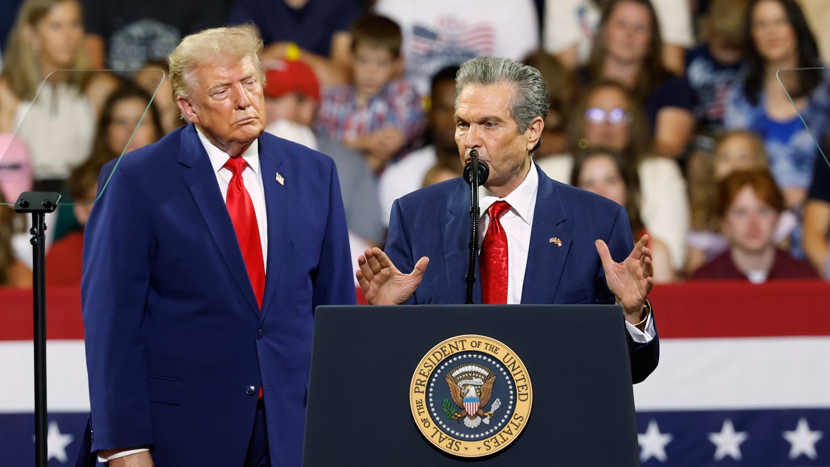 Trump-macht-Wahlkampf-in-Georgia-viral-geht-aber-dieser-Zuschauer-hinter-ihm