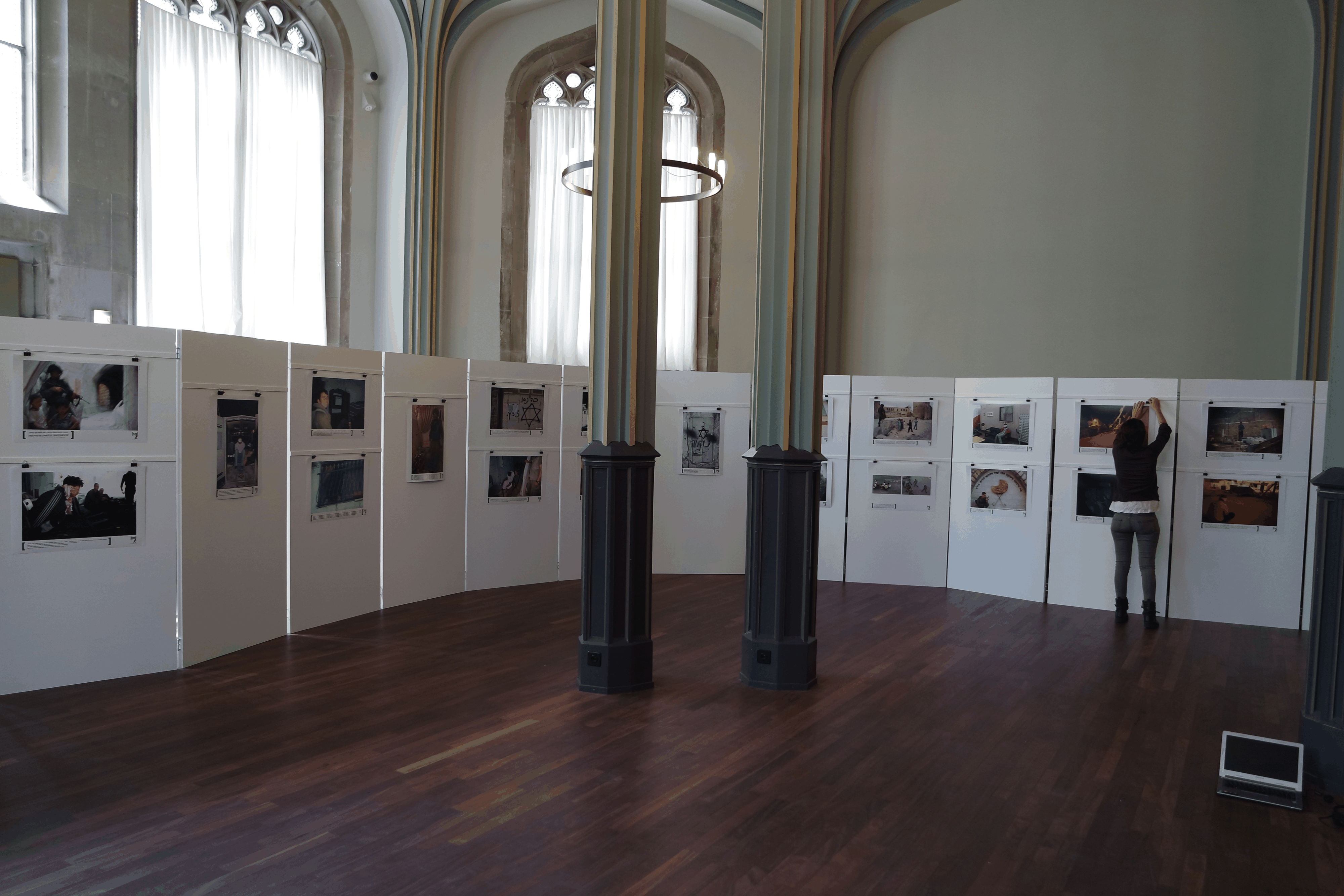 Die Ausstellung «Breaking the Silence» im Kulturhaus Helferei in Zürich.