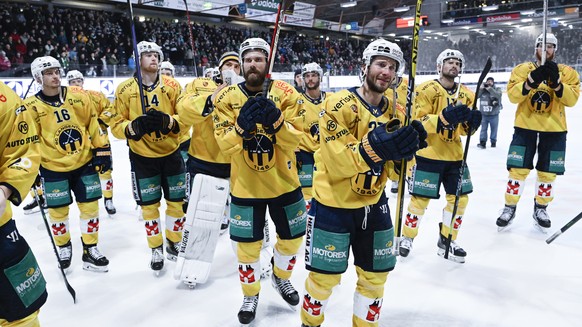 Langenthals Spieler mit betretenen Gesichter nach dem ausscheiden und dem freiwilligen Rueckzug aus der Swiss League, im Viertelfinal Spiel 5, zwischen dem EHC Olten und dem SC Langenthal, am Mittwoch ...