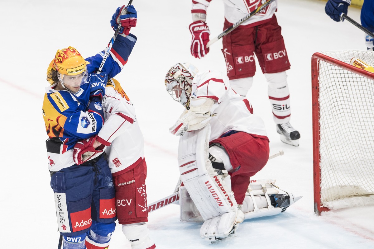 Zuerich's Roman Wick, links, kaempft um den Puck gegen Jonas Junland, von Lausanne beim Eishockeyspiel der Nationalleague A ZSC Lions gegen den HC Lausanne im Hallenstadion in Zuerich, aufgenomme ...