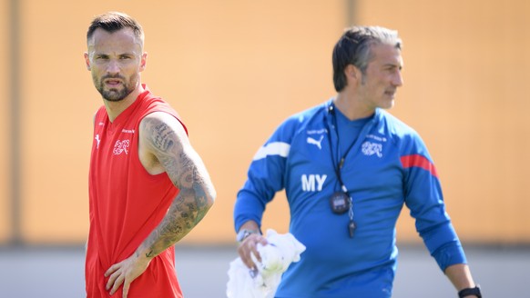 epa10327155 Switzerland&#039;s forward Haris Seferovic (L) and Switzerland&#039;s head coach Murat Yakin react during a open training session of Swiss national soccer team in preparation for the FIFA  ...