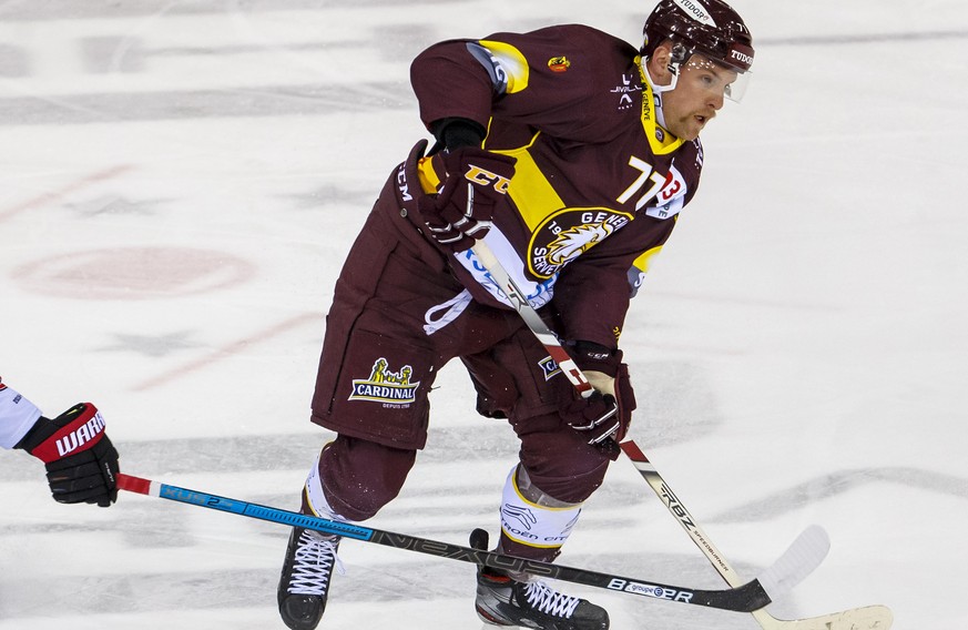 Fribourg&#039;s defender Ryan Gunderson, of USA, left, vies for the puck with Geneve-Servette&#039;s center Tanner Richard, right, during a National League regular season game of the Swiss Championshi ...