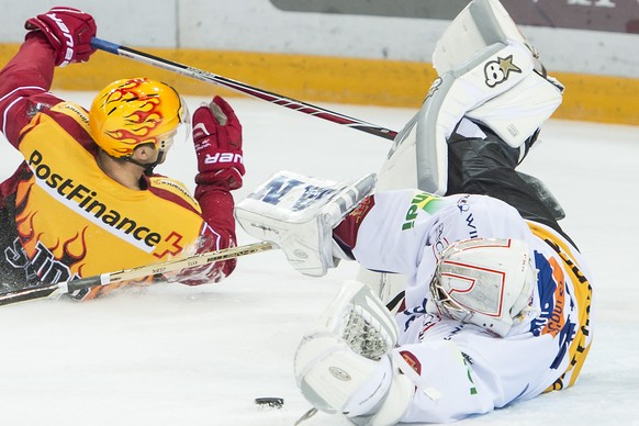 Lausanne's Topskorer &nbsp;Ossi Louhivaara im Kampf mit dem Bieler Keeper Simon Rytz.