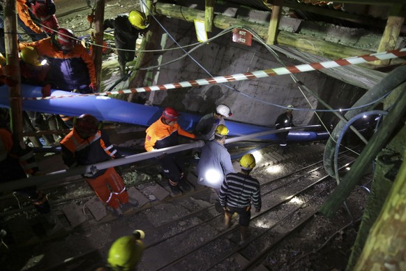 Die Rettungsarbeiten gestalten sich schwierig.