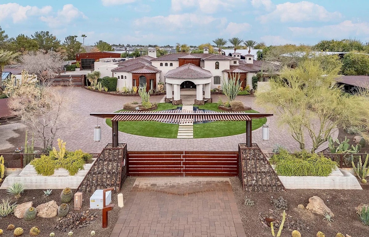 Crazy Villa in Gilbert Arizonafür 20 millionen dollar https://www.zillow.com/homedetails/21423-S-147th-St-Gilbert-AZ-85298/59261224_zpid/