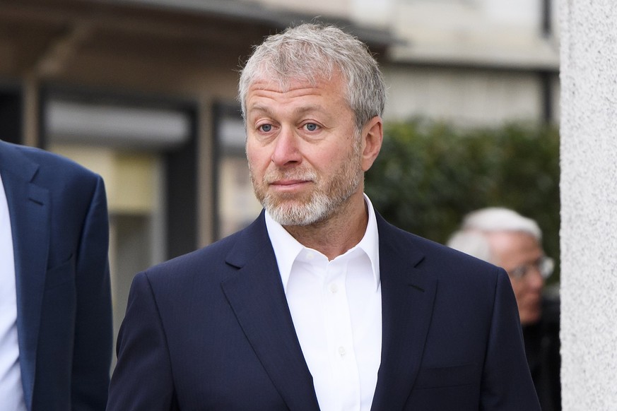 epa06705899 Russian oligarch Roman Abramovich arrives for the opening of the civil proceedings brought by the European Bank for Reconstruction and Development (EBRD) against Abramovich, Shvidler and t ...